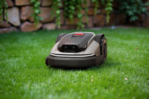 RoboRock RockMow S1 robotgressklipper med tilhørende garasje for oppbevaring og lading