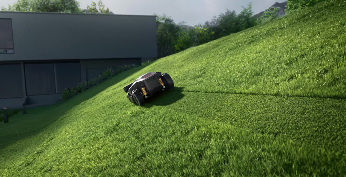 Roborock RockMow Z1 robotgressklipper fra RoboRock, sett i sort og hvitt design for automatisk gressklipping.